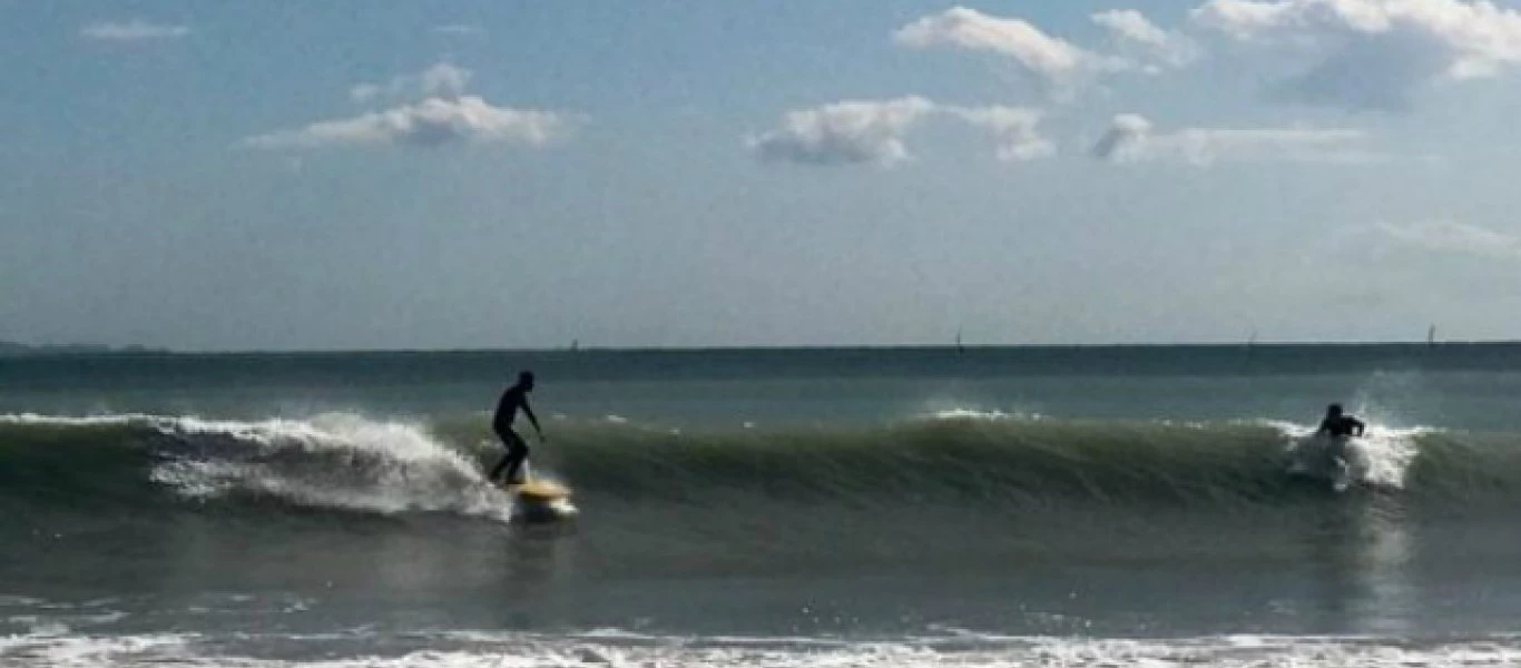 Βουλιαγμένη : Surfers έτρεξαν να δαμάσουν τα κύματα (φωτό)